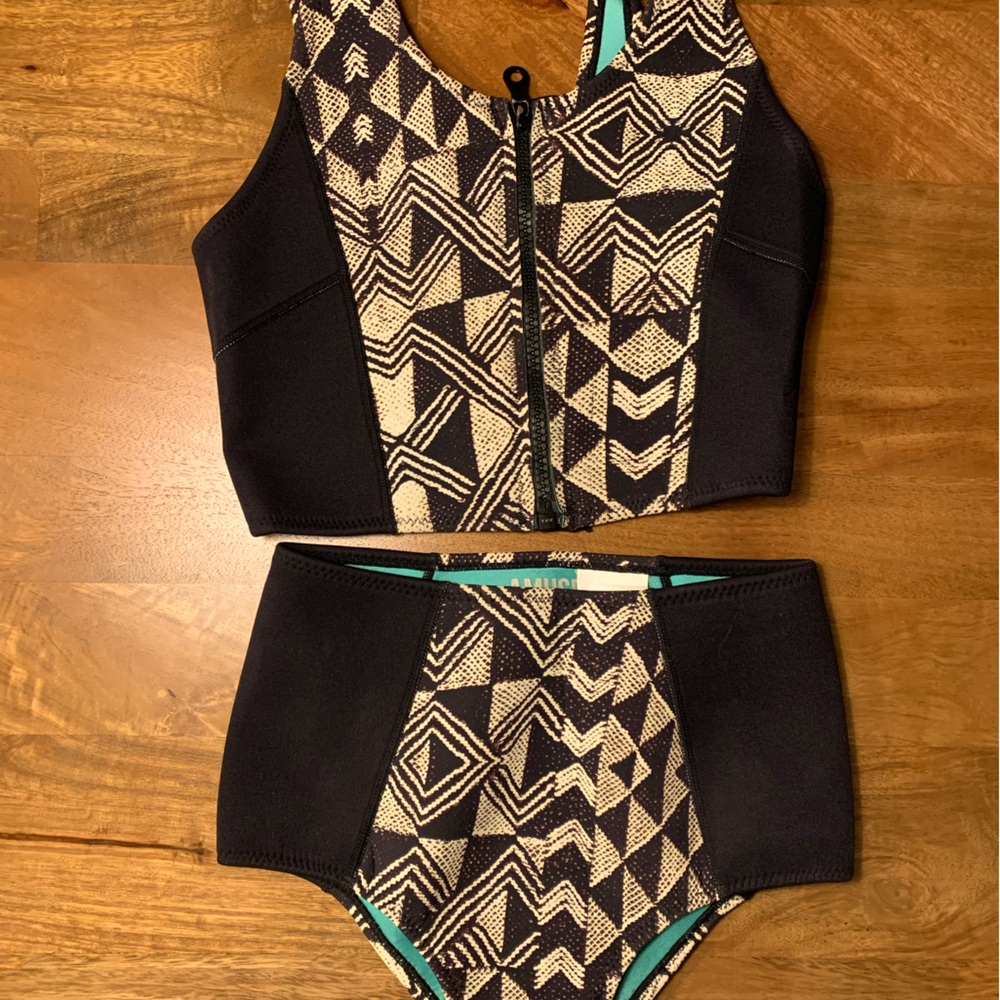 Amuse Society 2-piece wetsuit, size small. Very lightly worn.